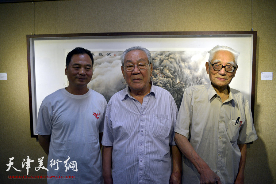 “画韵书香”天津人民美术出版社建社60周年职工书画作品展8月14日在天津人美艺术展厅开幕。图为邢立宏与前辈张映雪、张道梁。