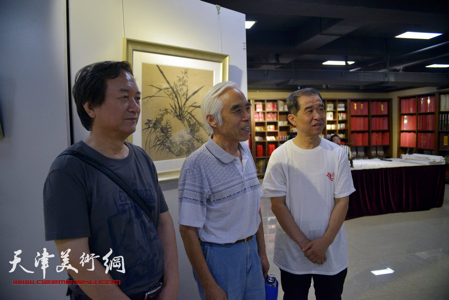 “画韵书香”天津人民美术出版社建社60周年职工书画作品展8月14日在天津人美艺术展厅开幕。图为左起：魏志刚、卢俊才、李铁环在展览现场。