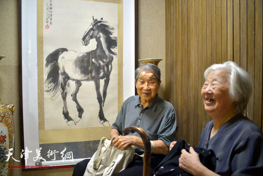 “画韵书香”天津人民美术出版社建社60周年职工书画作品展8月14日在天津人美艺术展厅开幕。图为左起：赵兵凯在展览现场。