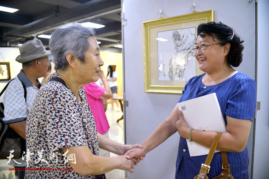 “画韵书香”天津人民美术出版社建社60周年职工书画作品展8月14日在天津人美艺术展厅开幕。图为刘正在展览现场。