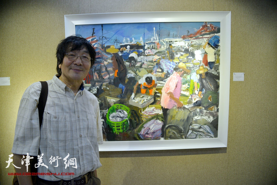 “画韵书香”天津人民美术出版社建社60周年职工书画作品展8月14日在天津人美艺术展厅开幕。图为张胜在其作品《渔悦》前。
