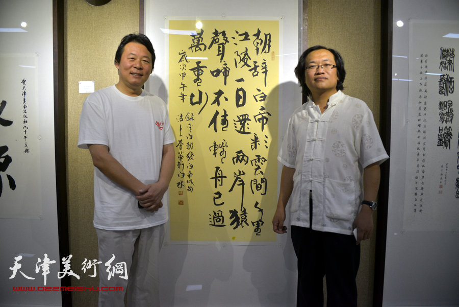 “画韵书香”天津人民美术出版社建社60周年职工书画作品展8月14日在天津人美艺术展厅开幕。图为杨惠东、杨跃泉在其作品《李白诗作》前。