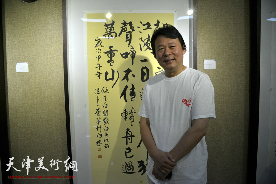 “画韵书香”天津人民美术出版社建社60周年职工书画作品展8月14日在天津人美艺术展厅开幕。图为杨跃泉在其作品《李白诗作》前。