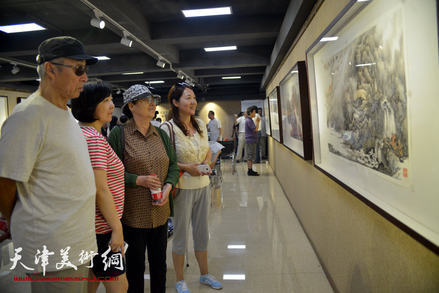 “画韵书香”天津人民美术出版社建社60周年职工书画作品展8月14日在天津人美艺术展厅开幕。图为展览现场。