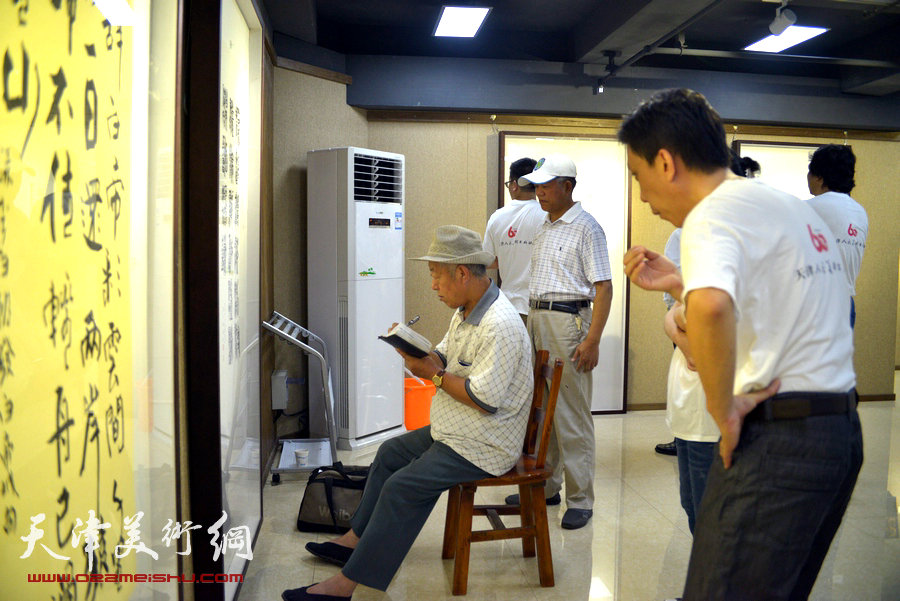 “画韵书香”天津人民美术出版社建社60周年职工书画作品展8月14日在天津人美艺术展厅开幕。图为展览现场。