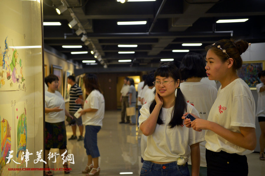 “画韵书香”天津人民美术出版社建社60周年职工书画作品展8月14日在天津人美艺术展厅开幕。图为展览现场。