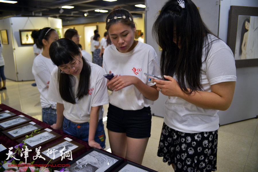 “画韵书香”天津人民美术出版社建社60周年职工书画作品展8月14日在天津人美艺术展厅开幕。图为展览现场。