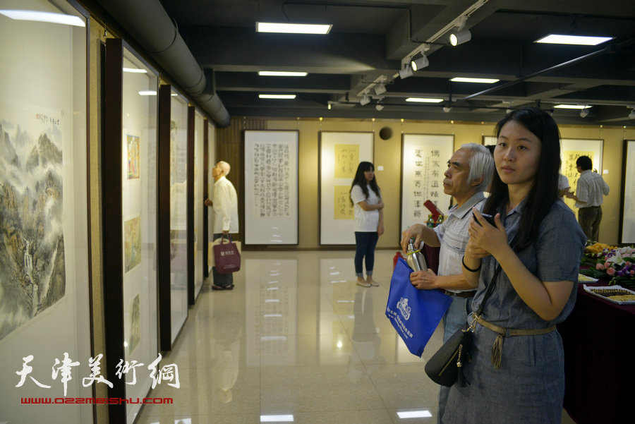 “画韵书香”天津人民美术出版社建社60周年职工书画作品展8月14日在天津人美艺术展厅开幕。图为展览现场。