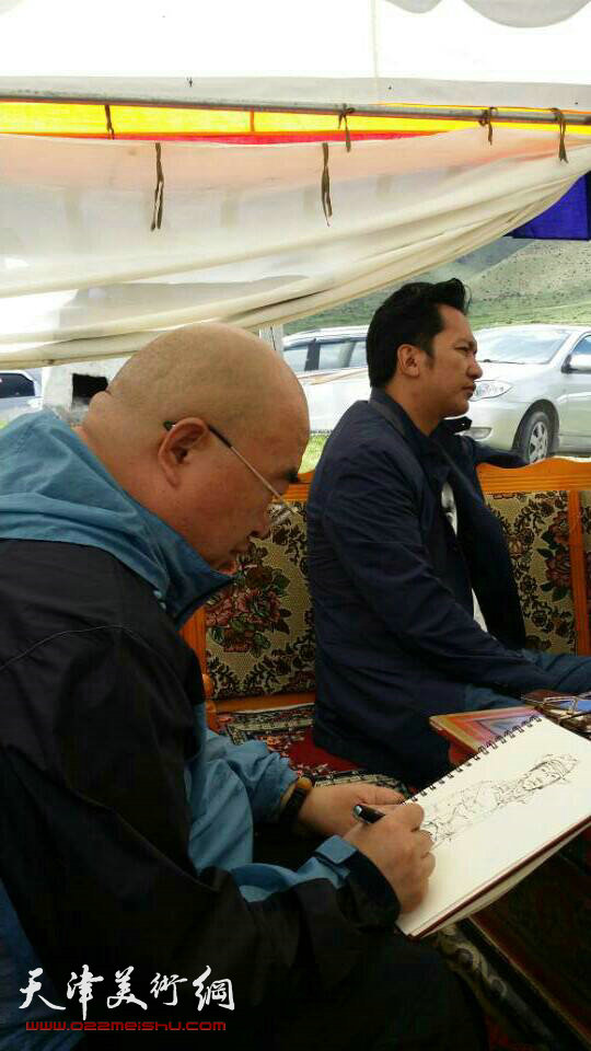 图为尹沧海教授在西藏写生。