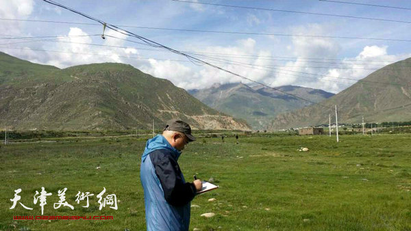 图为尹沧海教授在西藏写生。