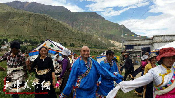 图为尹沧海教授在西藏采风。