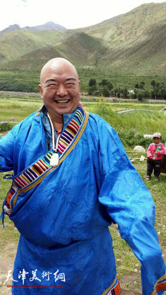 图为尹沧海教授在西藏采风。