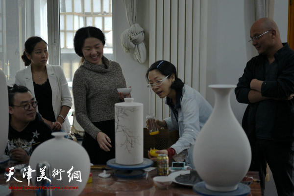 田娟等书画家在天津羽园瓷艺创作青花瓷