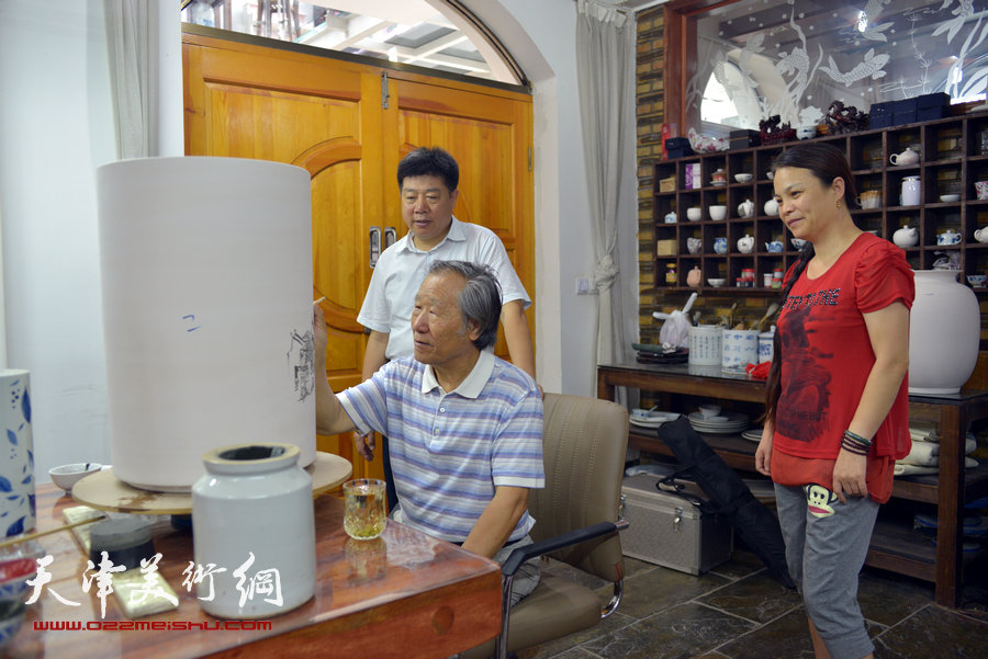 津门知名画家走进天津美术网瓷艺基地进行青花创作