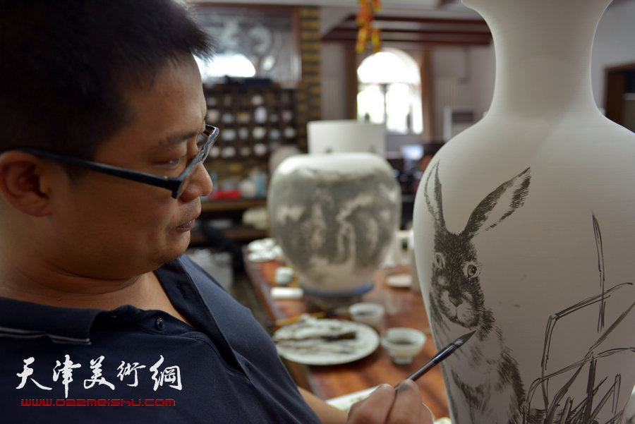 津门知名画家走进天津美术网瓷艺基地进行青花创作