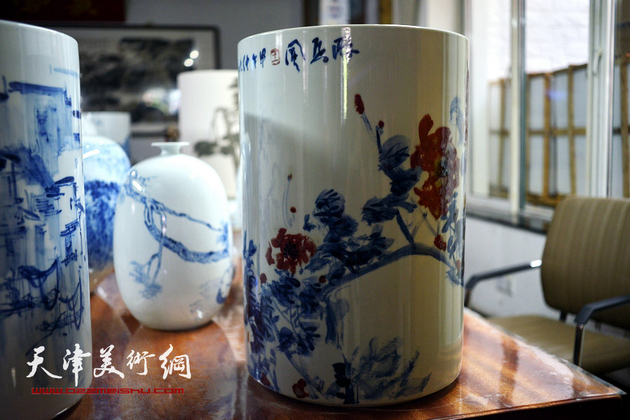 津门知名画家走进天津美术网瓷艺基地进行青花创作，图为作品展示。
