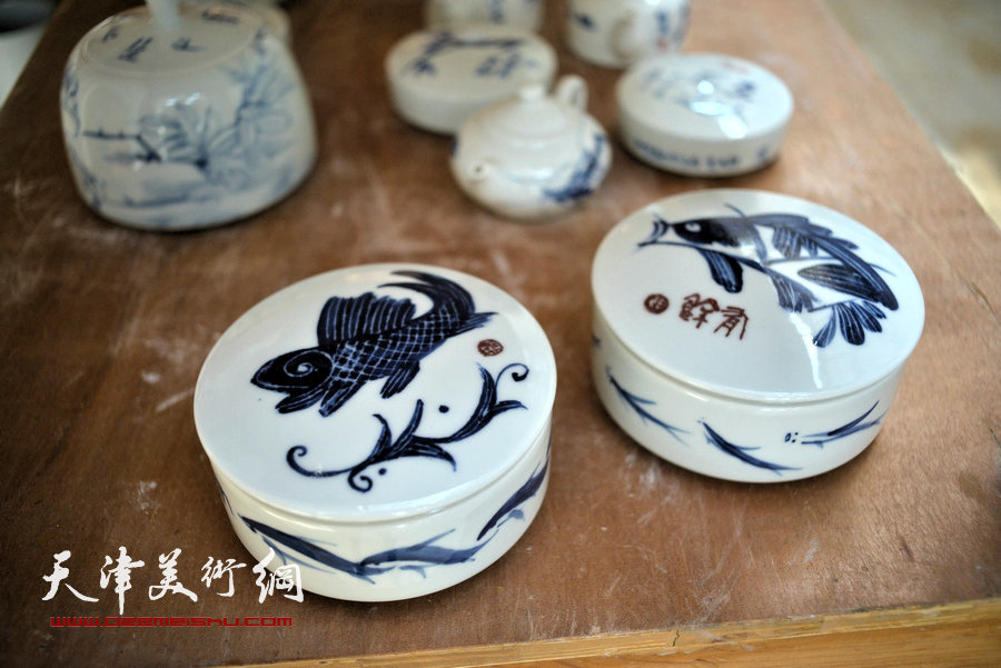 津门知名画家走进天津美术网瓷艺基地进行青花创作，图为作品展示。