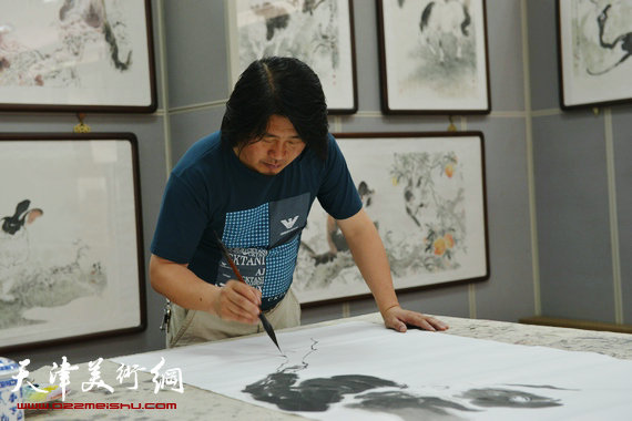 刘继卣弟子孙富泉画展在紫竹林画苑举办。图为孙富泉现场挥毫作画。