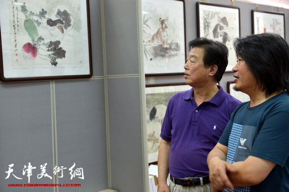 刘继卣弟子孙富泉画展在紫竹林画苑举办。图为孙富泉与天津文联杨建国在品画。