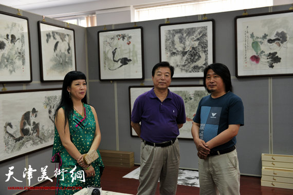刘继卣弟子孙富泉画展在紫竹林画苑举办。图为杨建国、孙富泉、黄雅丽在画展现场。