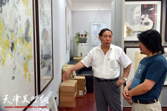 刘继卣弟子孙富泉画展在紫竹林画苑举办。图为孙富泉与著名画家郭凤祥在品画。