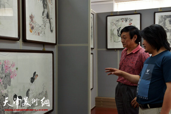 刘继卣弟子孙富泉画展在紫竹林画苑举办。图为孙富泉与著名画家琚俊雄在赏画。