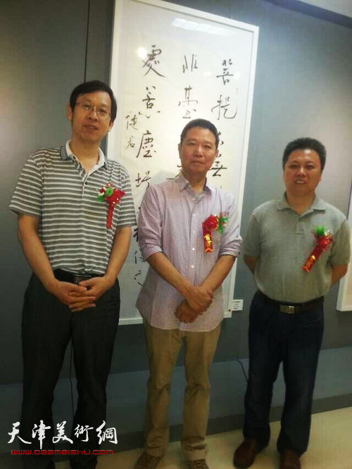 图为刘文生、杨健君、路洪明在画展现场。