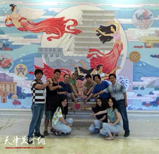 图为张耀来、何东率领的创作团队在已完成的大型壁画《天津欢迎您》前。