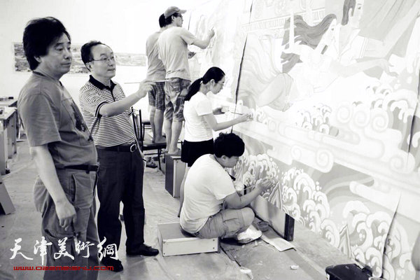 图为张耀来、何东在大型壁画《天津欢迎您》创作现场。
