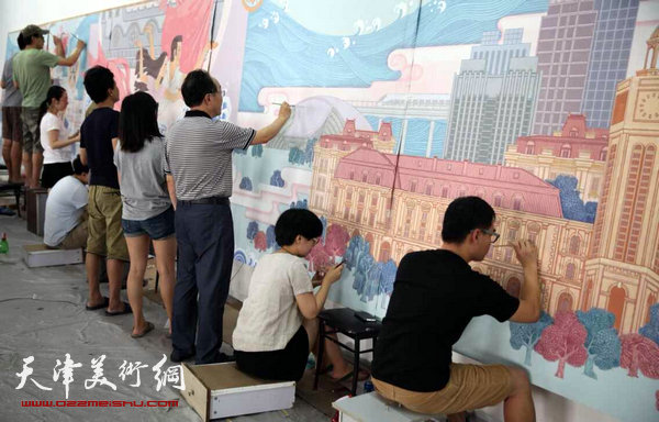 图为何东在大型壁画《天津欢迎您》创作现场。