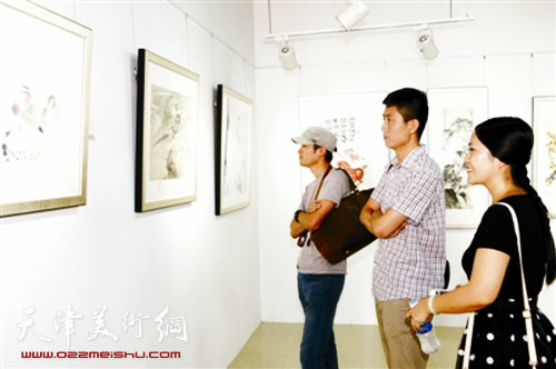 滨海青年100艺术精品展在滨海文苑展出，展览吸引艺术名家、青年爱好者参观