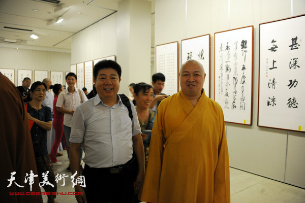 图为天津美术网总监张养峰与印顺大和尚在展览现场。