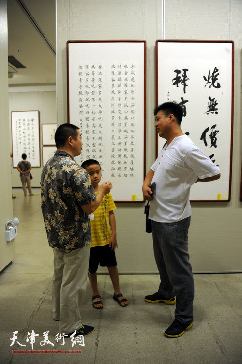 图为陈鹏在展览现场与观众交谈。
