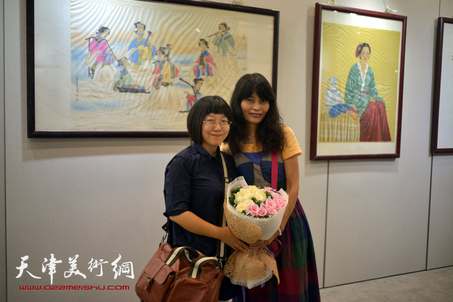 图为杨晓君与来宾在展览现场。