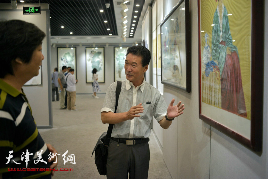 图为陈之海、翟洪涛在展览现场。