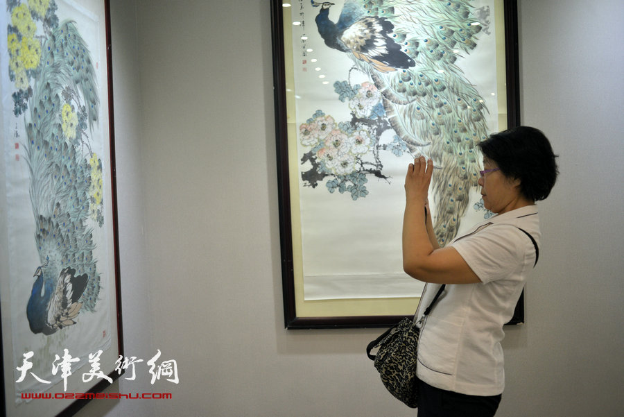 画家陈之海、徐伯全、杨晓君中国画新作在津展出。图为现场。