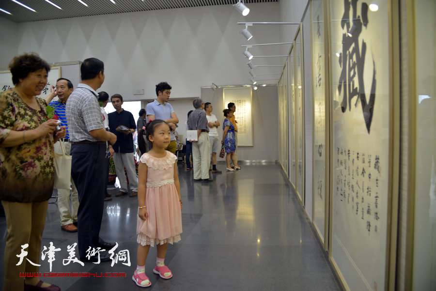 “王树秋书法艺术展”在天津图书馆与广大观众见面。图为现场。