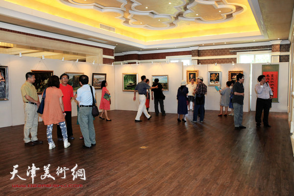 天津知名油画家新作品在中惠团泊湾展出，图为展览现场。