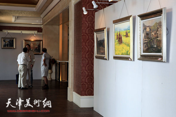 天津知名油画家新作品在中惠团泊湾展出，图为展览现场。