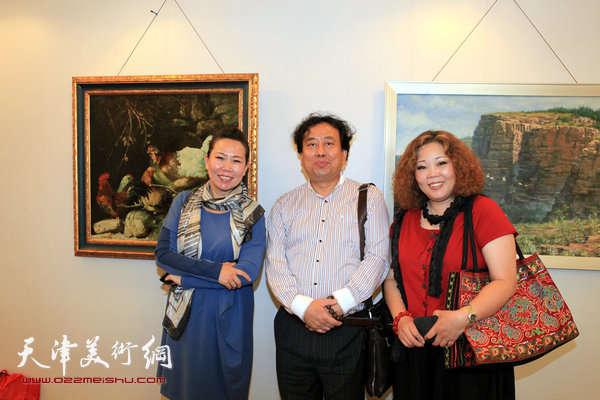 天津知名油画家新作品在中惠团泊湾展出，图为油画家高建章与国画家赵新立在画展现场。