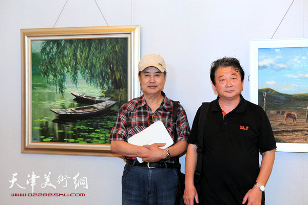 天津知名油画家新作品在中惠团泊湾展出，图为油画家张树德、沙志国在画展现场。