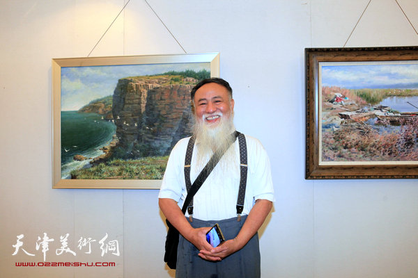 天津知名油画家新作品在中惠团泊湾展出，图为油画家韩大壮在画展现场。