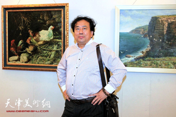 天津知名油画家新作品在中惠团泊湾展出，图为油画家高建章在画展现场。