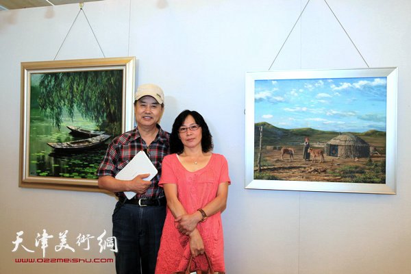 天津知名油画家新作品在中惠团泊湾展出，图为油画家张树德、杜兵在画展现场。