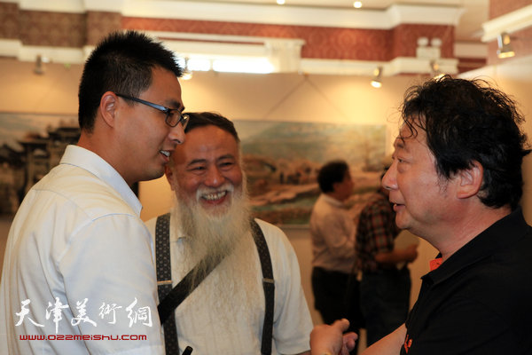天津知名油画家新作品在中惠团泊湾展出，图为油画家韩大壮、沙志国在画展现场。