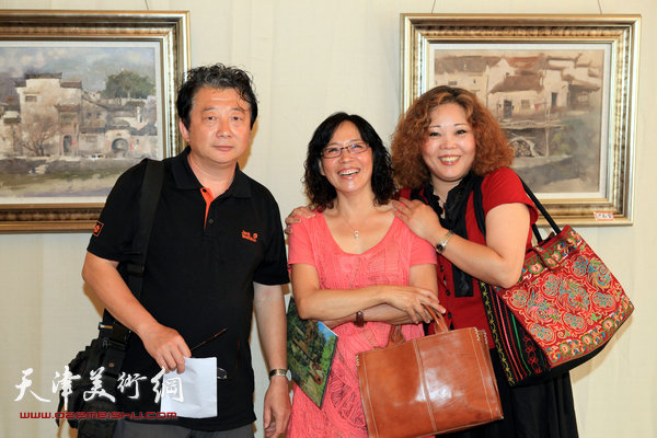 天津知名油画家新作品在中惠团泊湾展出，图为沙志国、赵新立、杜兵在画展现场。