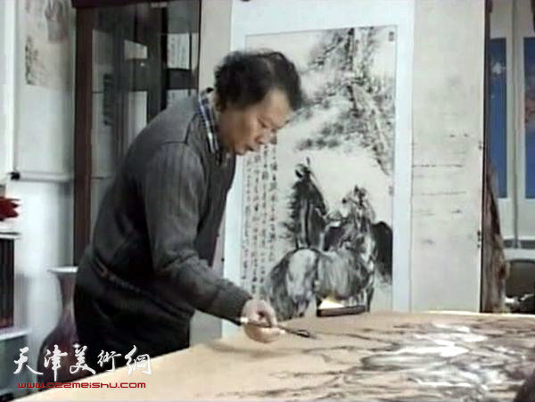 蔡长奎在作画中。
