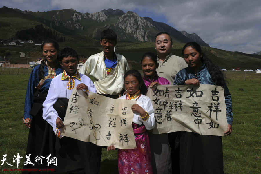封俊虎先生和藏族小朋友（2014年）。