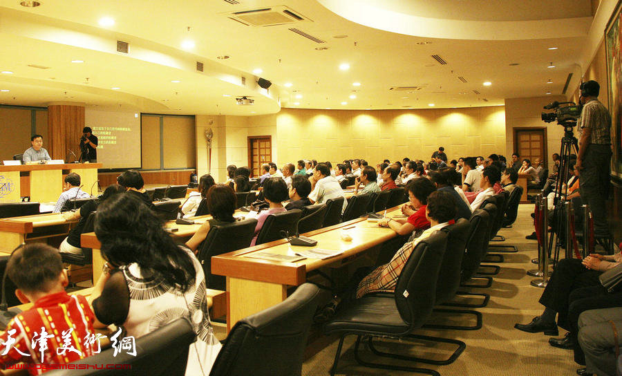 封俊虎先生在马来西亚创价学会举办书法讲座。（2008年5月）