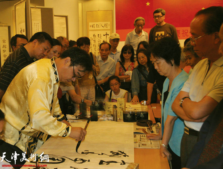 封俊虎先生在香港向民众挥毫演示。（2007年7月）
